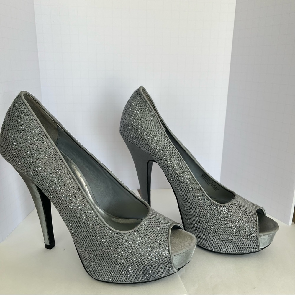 Chinese Laundry Silver Peep-Toe Heels Size 8